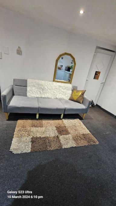 A Cosy Deluxe Size Studio With Queen Size And Sofa Bed Apartment Leeds  Exterior photo