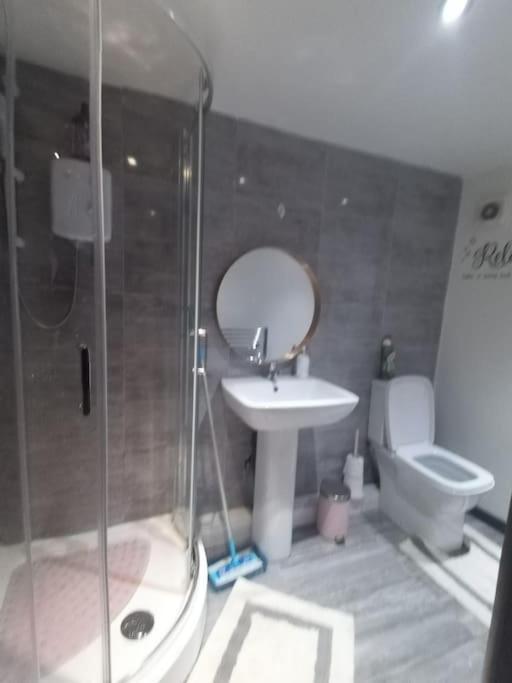 A Cosy Deluxe Size Studio With Queen Size And Sofa Bed Apartment Leeds  Exterior photo