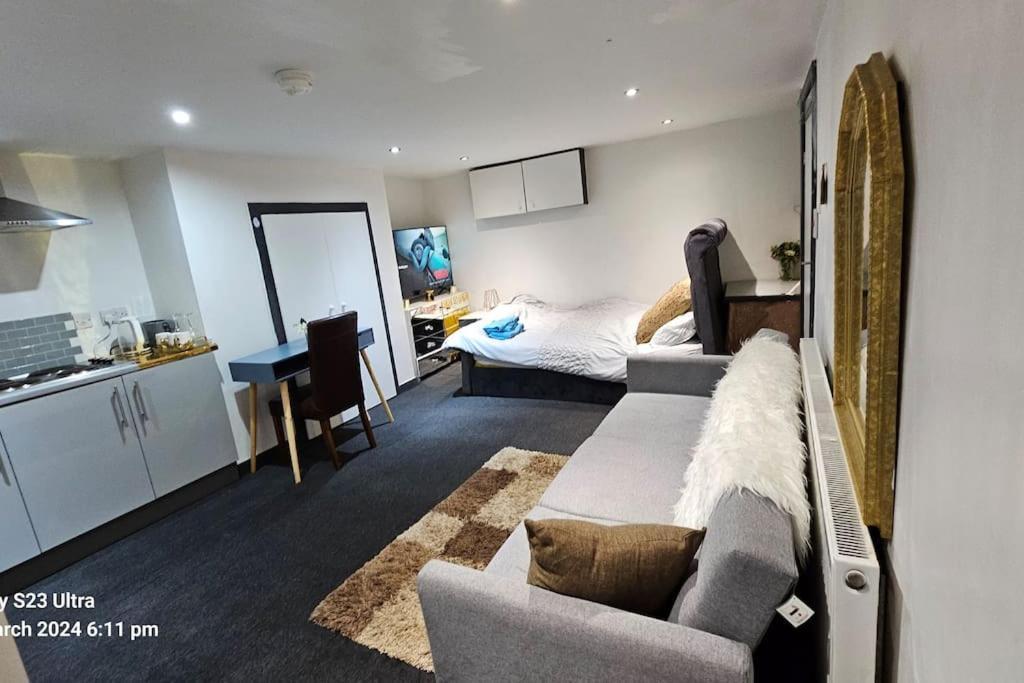 A Cosy Deluxe Size Studio With Queen Size And Sofa Bed Apartment Leeds  Exterior photo