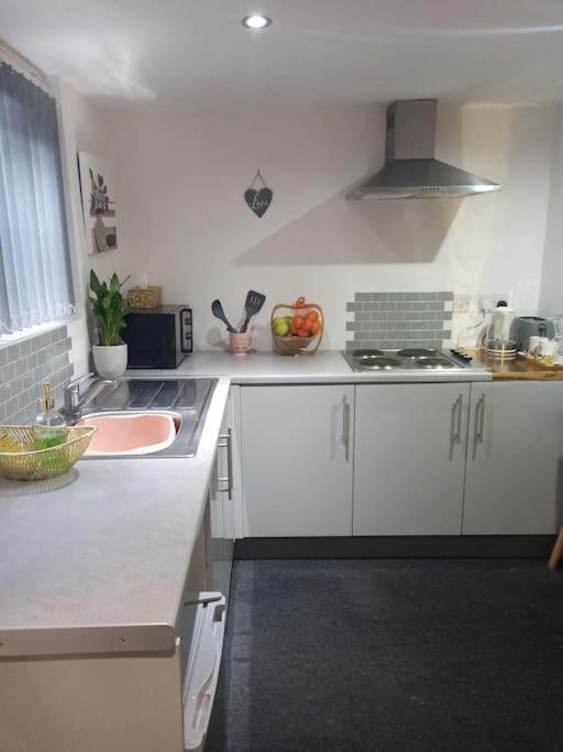 A Cosy Deluxe Size Studio With Queen Size And Sofa Bed Apartment Leeds  Exterior photo