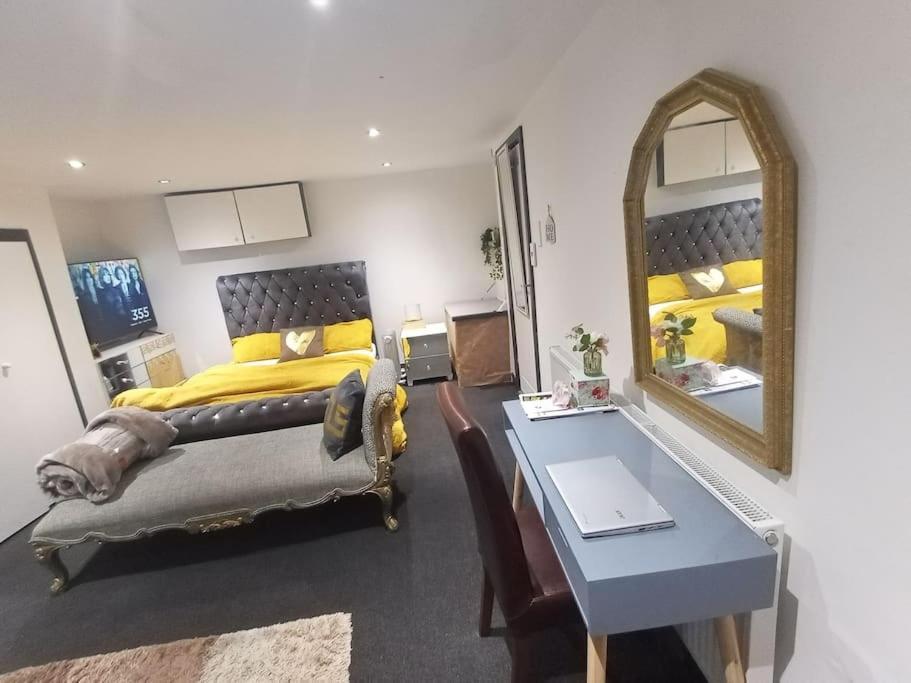 A Cosy Deluxe Size Studio With Queen Size And Sofa Bed Apartment Leeds  Exterior photo