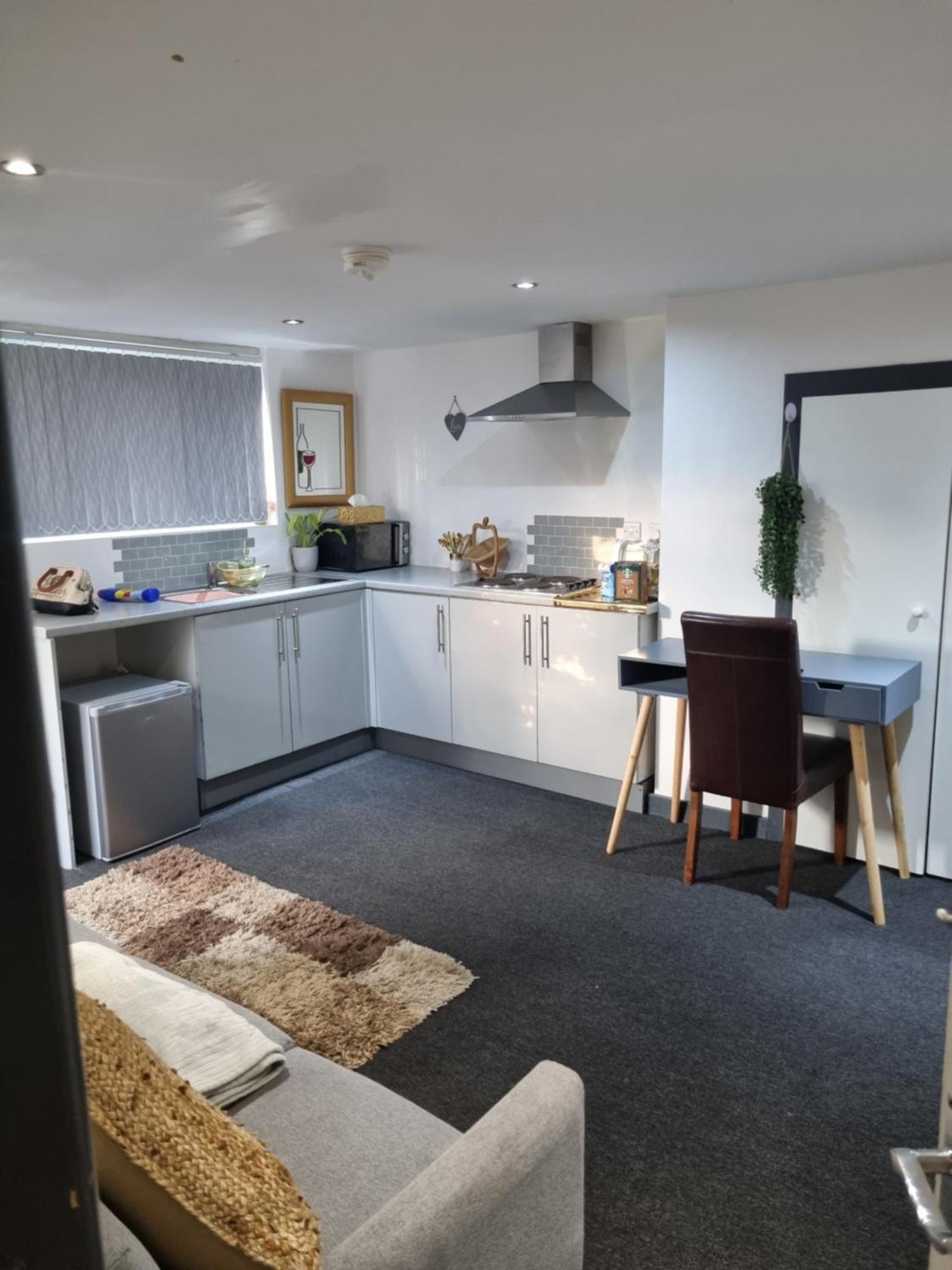 A Cosy Deluxe Size Studio With Queen Size And Sofa Bed Apartment Leeds  Exterior photo